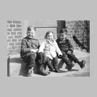 011-0258 Eckhard, Gisela und Ruediger 1942 auf der Treppe vor dem Haus..jpg